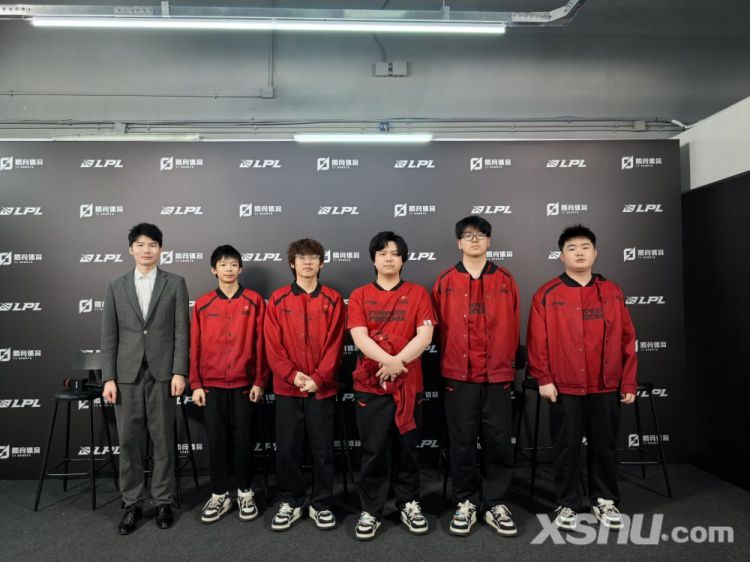 FPX赛后群访 sheer：对明天比赛的期待看枪哥能拿出来什么新英雄