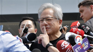英伟达CEO黄仁勋抵台 戴千万名表 宴请台积电总裁魏哲家等供应链大佬