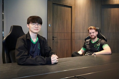 Faker与Niko罕见同框！雷蛇总部上演电竞双神联动