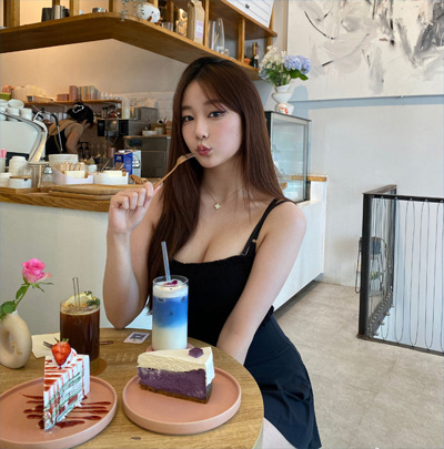 解说Kitty分享自拍美照：爱吃草莓奶油蛋糕