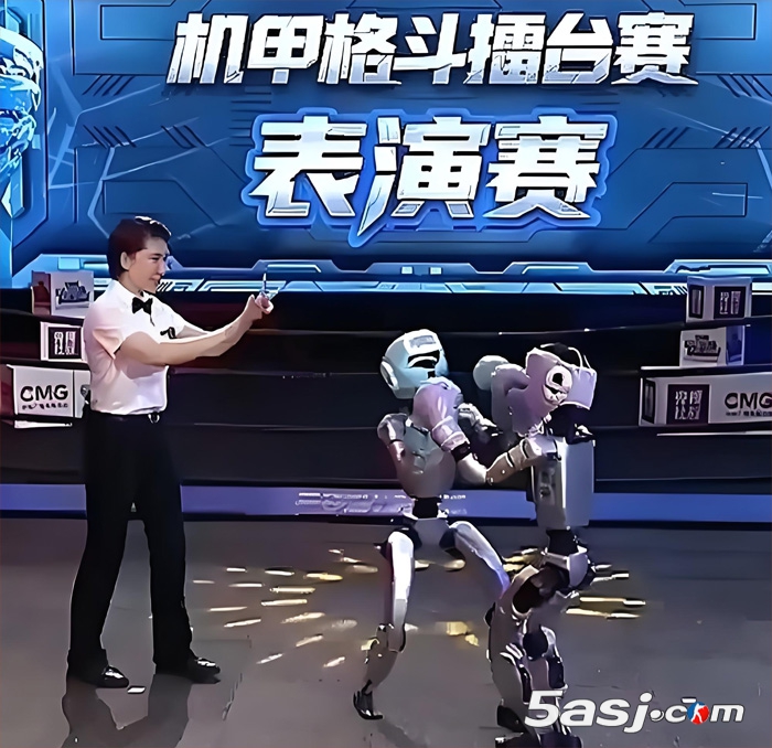 机器人在格斗大赛打裁判了？央视机甲格斗擂台赛：AI博主夺冠，宇树G1首秀