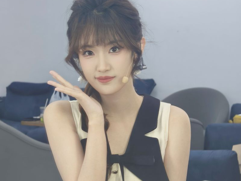 LPL女主持夏安晒照：小小麻花辫嘎嘎嘎