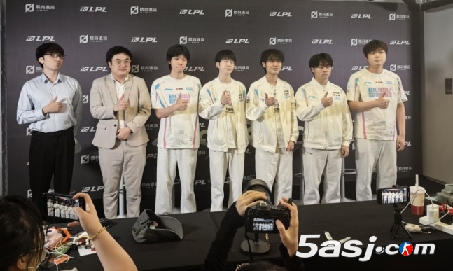 BLG横扫iG晋级赛后群访：Knight谈加里奥抗压 Elk点评对手