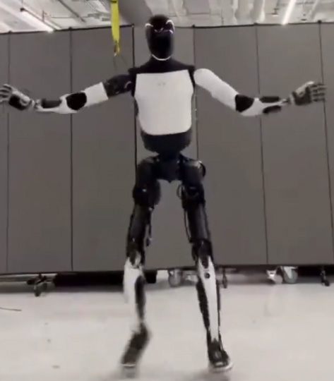 TÜV莱茵严苛测试通过！智元A2成全球首款符合欧盟机械安全指令的人形机器人