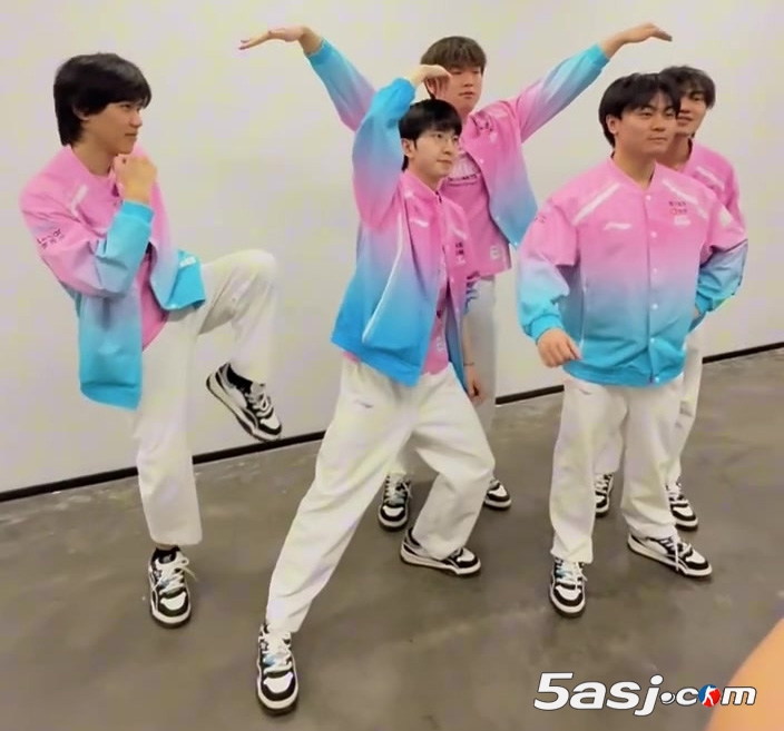 BLG成功横扫TES，赛后模仿《功夫熊猫》动漫经典姿势合影