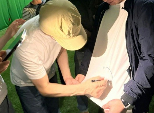 周星驰《女足》杀青片场照曝光!62岁星爷疲态明显仍亲民签名 周星驰《女足》杀青片场照曝光!62岁星爷疲态明显仍亲民签名