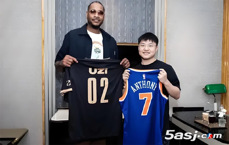【双冠联动】NBA传奇安东尼与LOL巨星UZI上演世纪同框 互赠签名战袍见证巅峰荣耀