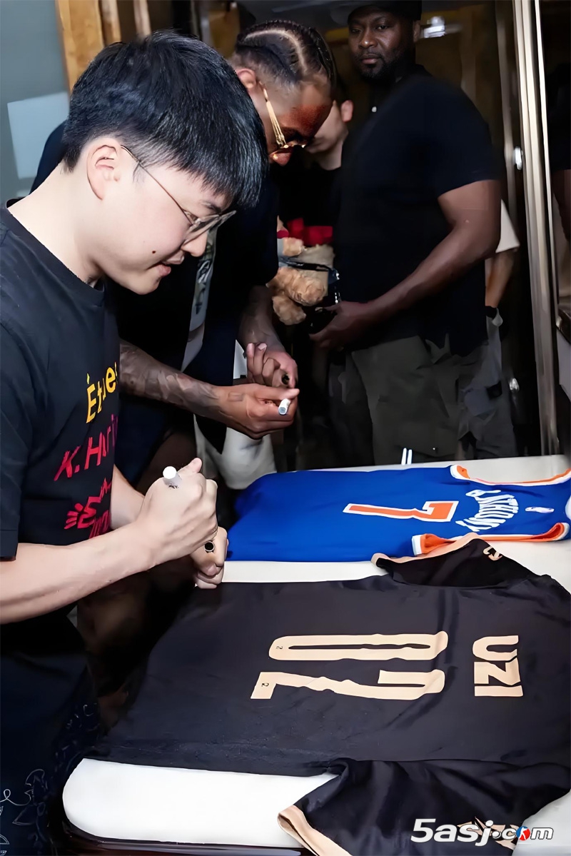 【双冠联动】NBA传奇安东尼与LOL巨星UZI上演世纪同框 互赠签名战袍见证巅峰荣耀