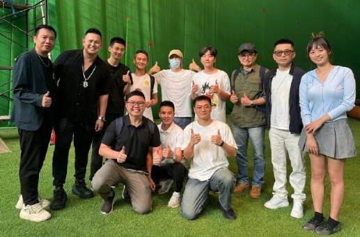 周星驰《女足》杀青片场照曝光!62岁星爷疲态明显仍亲民签名 周星驰《女足》杀青片场照曝光!62岁星爷疲态明显仍亲民签名