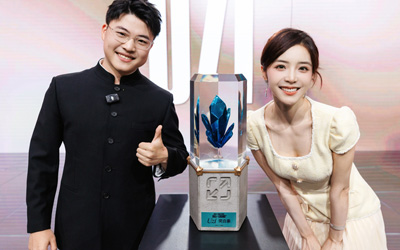 LPL官方主持人余霜晒UZI加冕名人堂典礼合照：是uzi，是