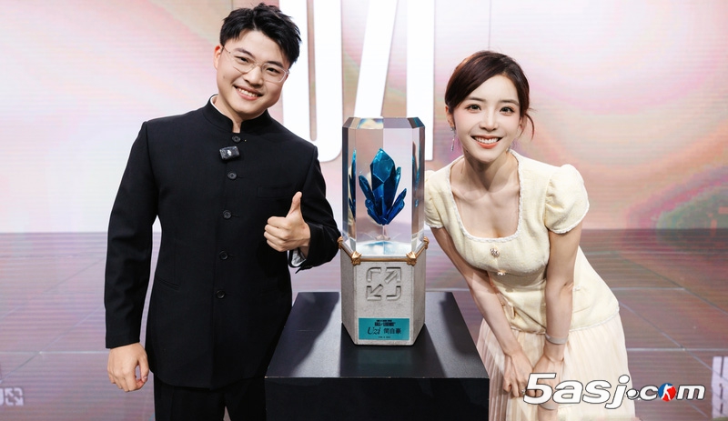 LPL官方主持人余霜晒UZI加冕名人堂典礼合照：是uzi，是简自豪，更是青春呀！