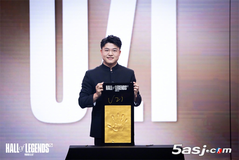 从狂小狗到名人堂！Uzi典礼后发文致谢团队与粉丝：未来仍会继续进步