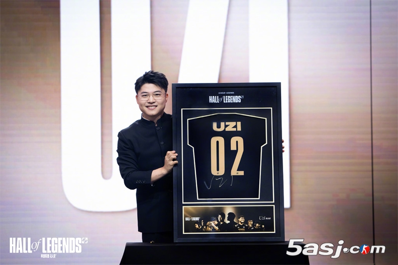 从狂小狗到名人堂！Uzi典礼后发文致谢团队与粉丝：未来仍会继续进步