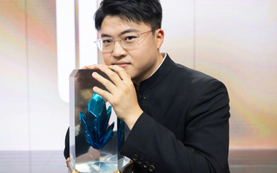 从狂小狗到名人堂！Uzi典礼后发文致谢团队与粉丝：未来仍会继续进步