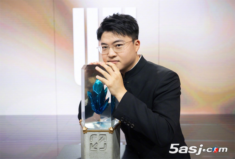 从狂小狗到名人堂！Uzi典礼后发文致谢团队与粉丝：未来仍会继续进步