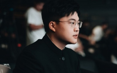 '世界为你加冕'——英雄联盟名人堂Uzi纪念盛典：手印拓片、定制队服与奔驰G级厚礼