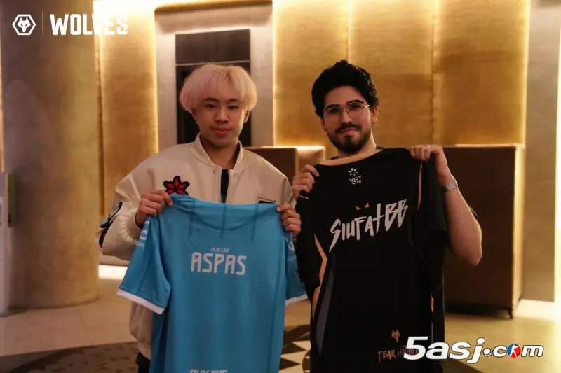 狼队电竞分享选手交换队服动态 SiuFatBB与Woot、Aspas友好互动
