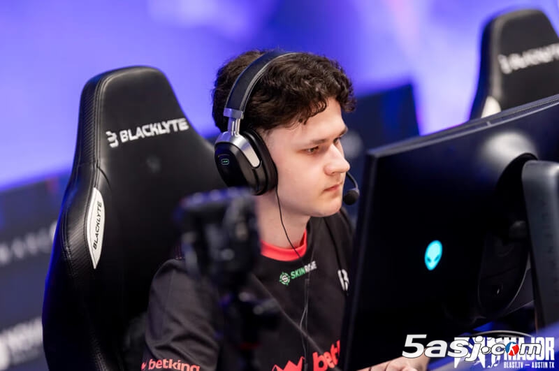 FaZe战队专访 | s1mple强势回应质疑:将在Major用实力证明自己 FaZe战队专访 | s1mple强势回应质疑:将在Major用实力证明自己