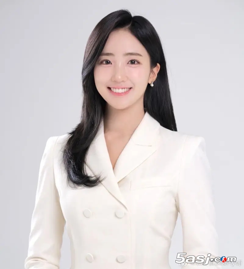 LCK王牌主持裴惠智：破圈成长的职业轨迹