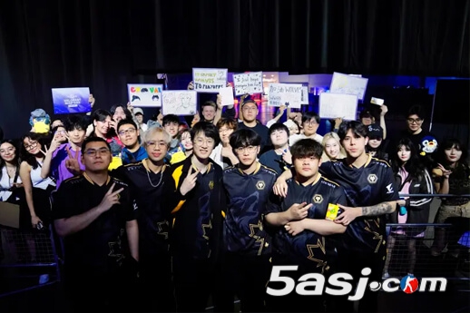 从败者组晋级大师赛八强！WOL官方发布大合照，配文：再下一城！