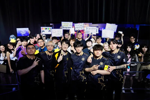 从败者组晋级大师赛八强！WOL官方发布大合照，配文：再下一城！