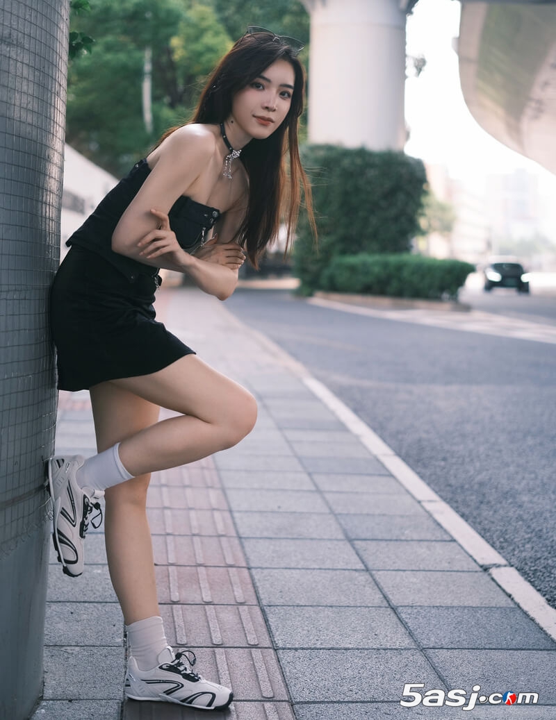 LPL主持余霜晒照：足球鞋和墨镜搭配机车风上衣半裙，出片率100%