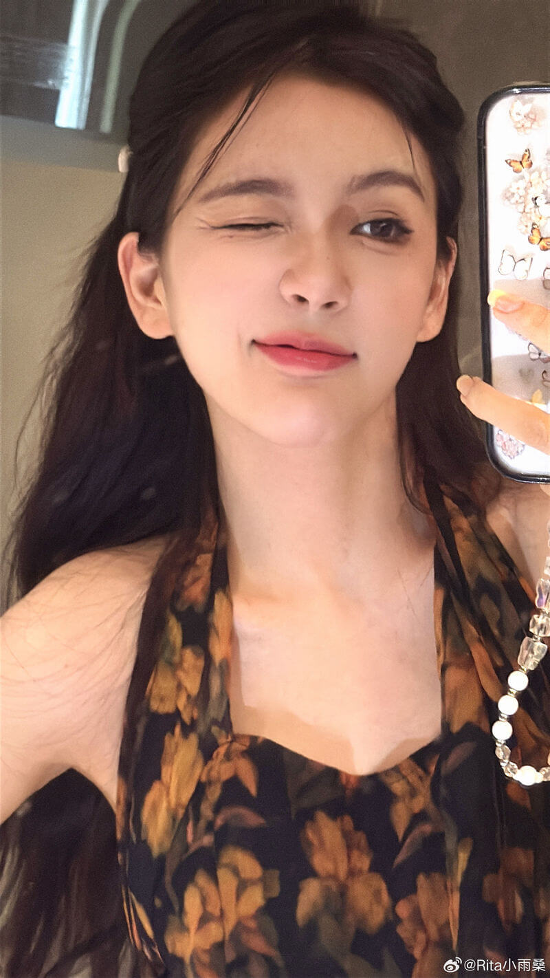 LPL女解说Rita晒照：今天不是门锁拍的 ！