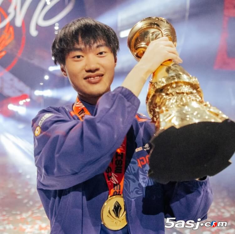 LOL官方晒往年MSI冠军捧杯照：之前的冠军们又来到了2025MSI