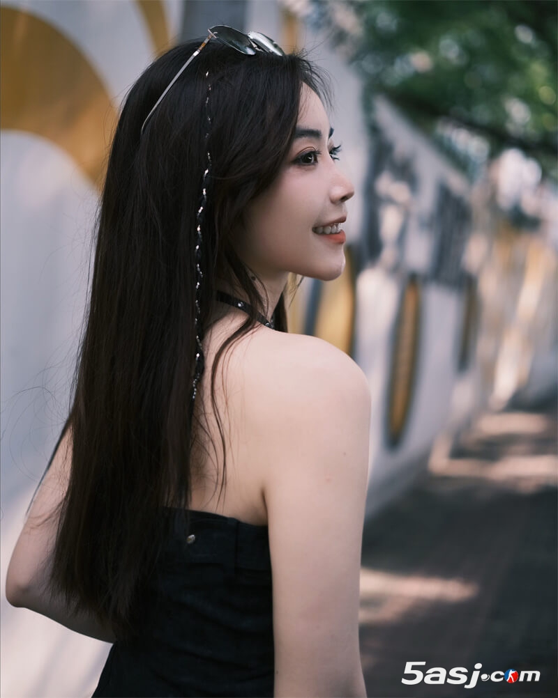 LPL主持余霜晒照：足球鞋和墨镜搭配机车风上衣半裙，出片率100%