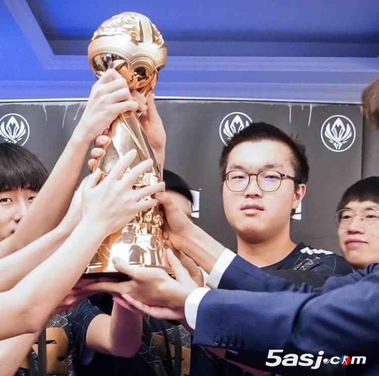 LOL官方晒往年MSI冠军捧杯照：之前的冠军们又来到了2025MSI