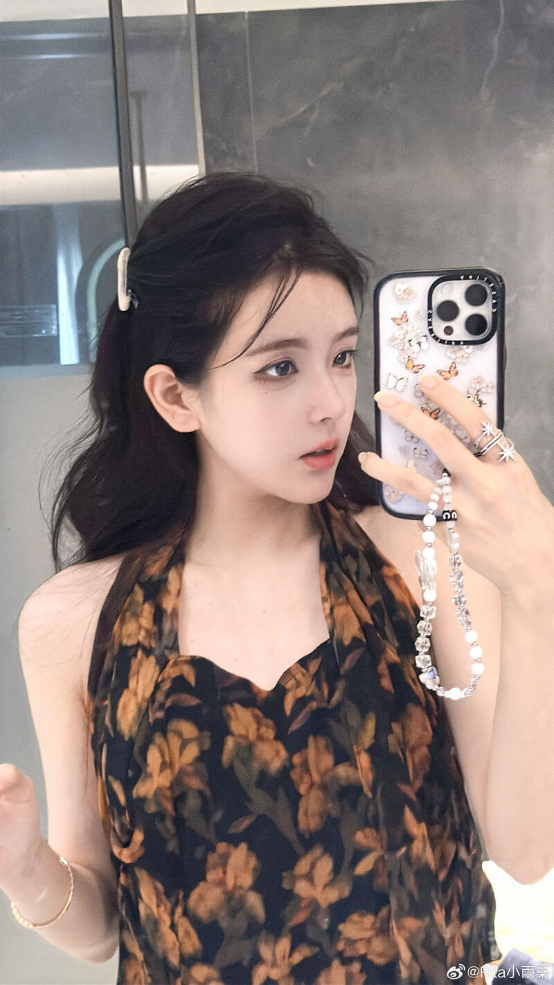 LPL女解说Rita晒照：今天不是门锁拍的 ！