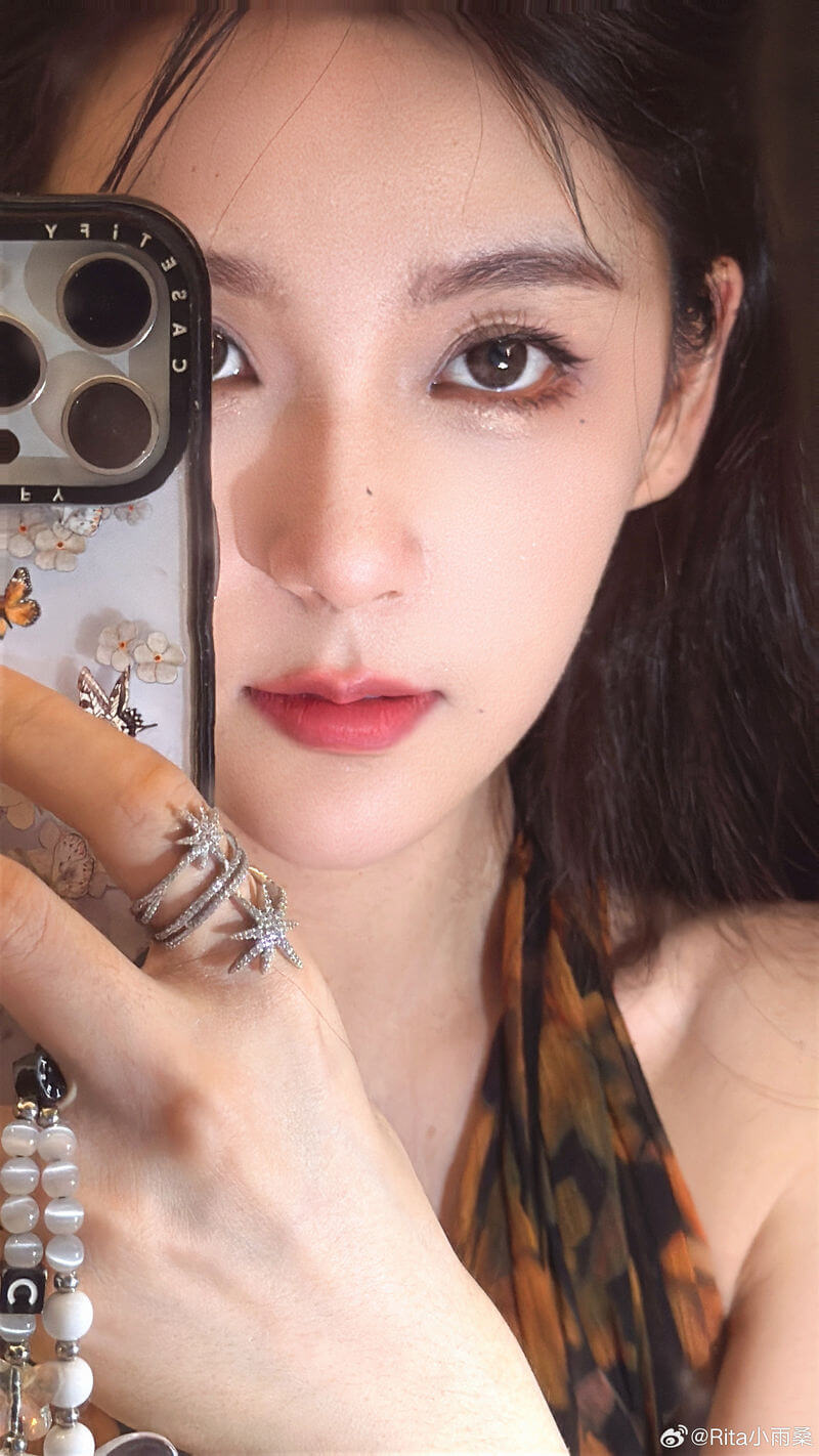 LPL女解说Rita晒照：今天不是门锁拍的 ！