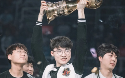 LOL官方晒往年MSI冠军捧杯照：之前的冠军们又来到了2025MSI