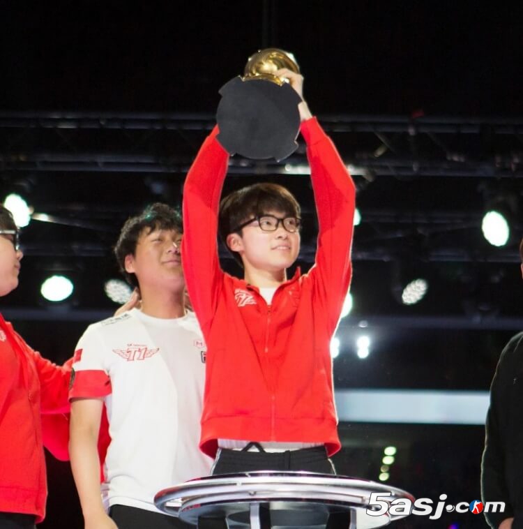 LOL官方晒往年MSI冠军捧杯照：之前的冠军们又来到了2025MSI