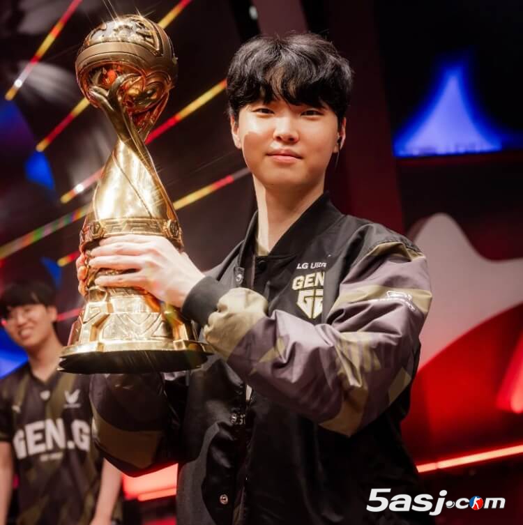 LOL官方晒往年MSI冠军捧杯照：之前的冠军们又来到了2025MSI