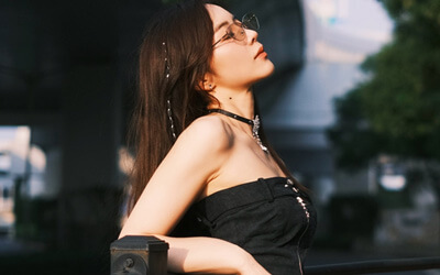 LPL主持余霜晒照：足球鞋和墨镜搭配机车风上衣半裙，出片率100%