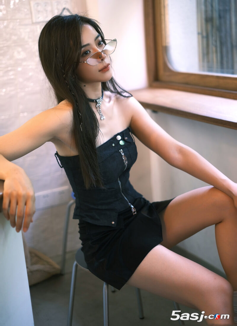 LPL主持余霜晒照：足球鞋和墨镜搭配机车风上衣半裙，出片率100%