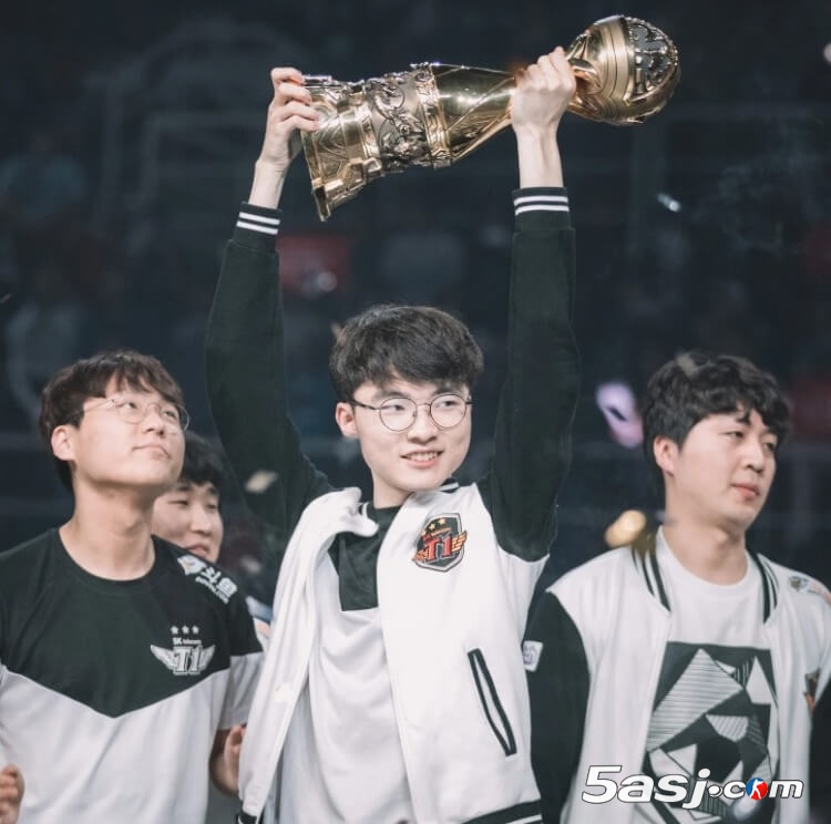 LOL官方晒往年MSI冠军捧杯照：之前的冠军们又来到了2025MSI