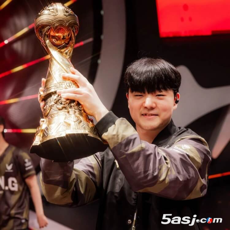 LOL官方晒往年MSI冠军捧杯照：之前的冠军们又来到了2025MSI