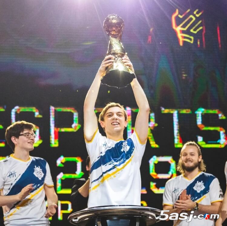 LOL官方晒往年MSI冠军捧杯照：之前的冠军们又来到了2025MSI