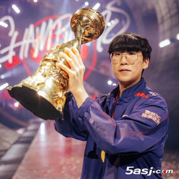 LOL官方晒往年MSI冠军捧杯照：之前的冠军们又来到了2025MSI