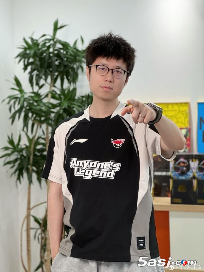 解说米勒晒MSI出征战袍：等一波兄弟们的表现了！加拿大见！