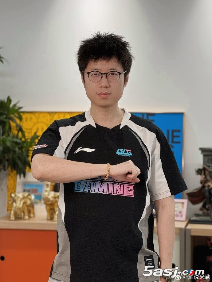 解说米勒晒MSI出征战袍：等一波兄弟们的表现了！加拿大见！