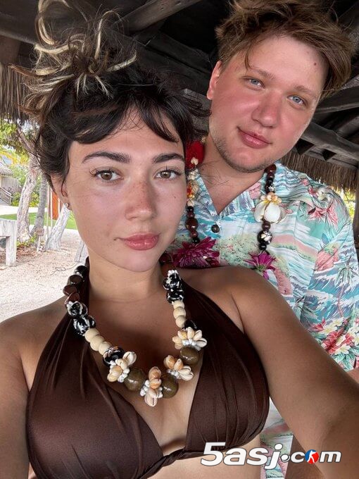 s1mple携美度假 暗示NAVI合同如‘监狱’ 114天后解