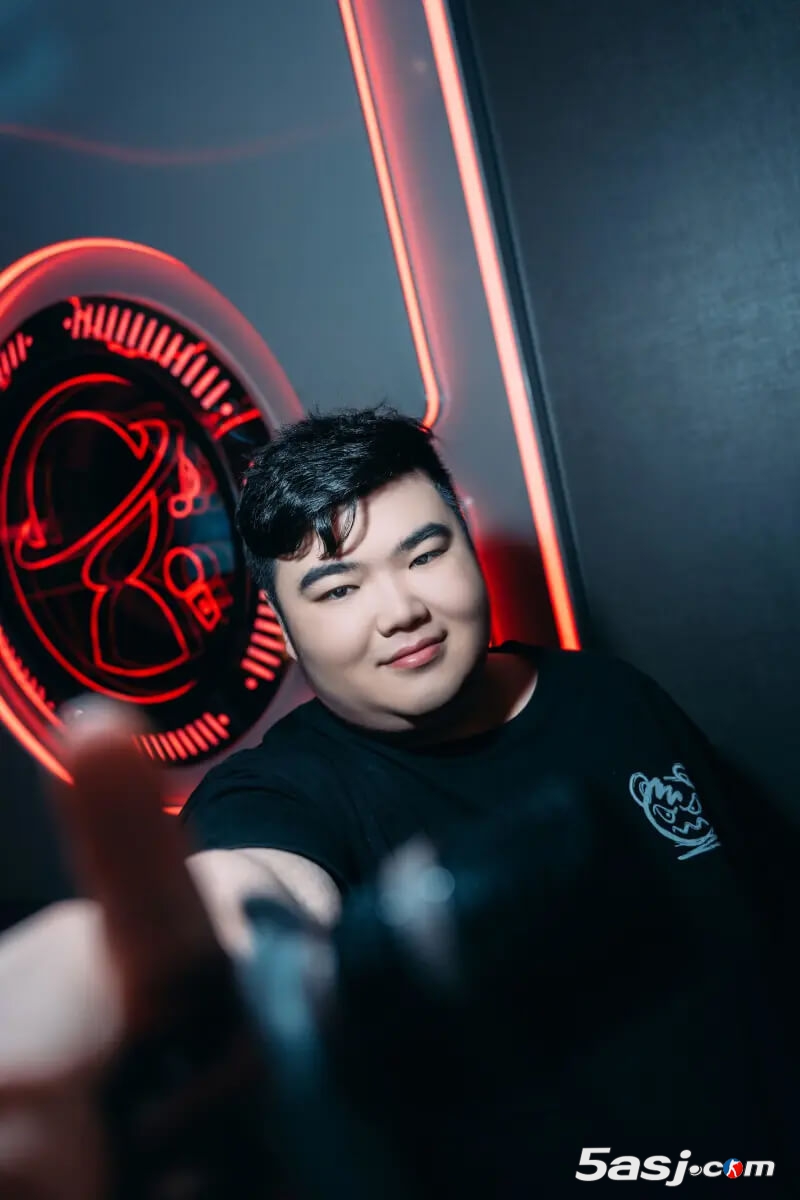 NOVA无畏契约官方发布选手照片 配文：2025VCTCN第二赛段我们来了！