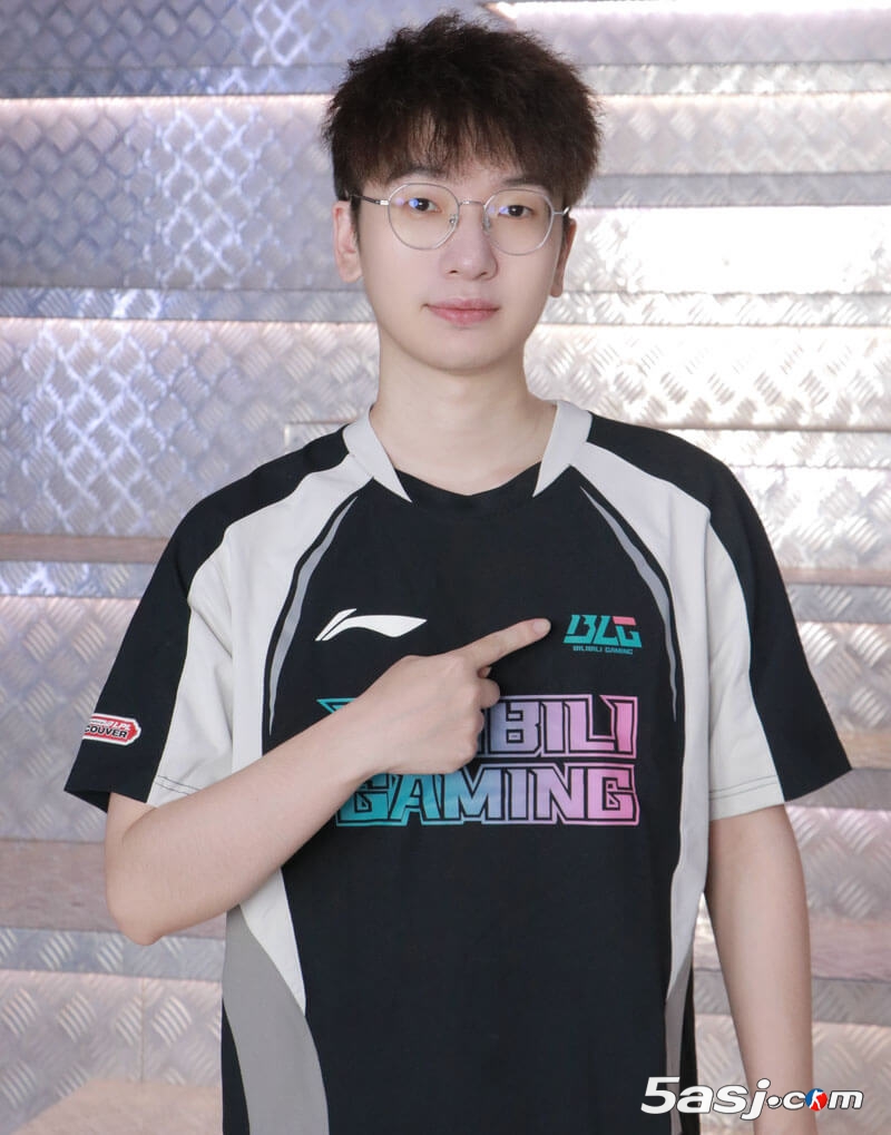 WE.957晒MSI出征服照 粉丝整活：震惊！原we队长柯昌宇转会BLG战队