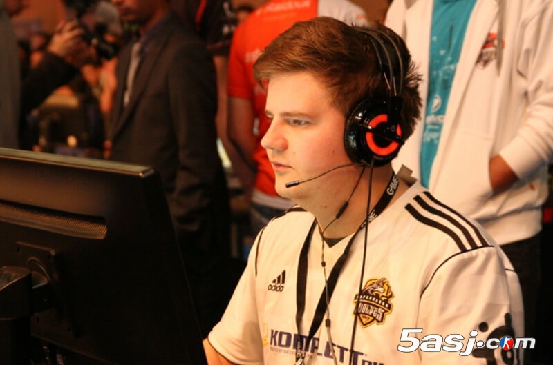 他赢过所有Major却输给时间:2025年,整个电竞圈都在致敬这个沉默的男人 他赢过所有Major却输给时间:2025年,整个电竞圈都在致敬这个沉默的男人