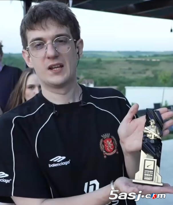 donk赠送年度最佳突破手奖杯给主播Evelone 电竞圈暖心互动引热议