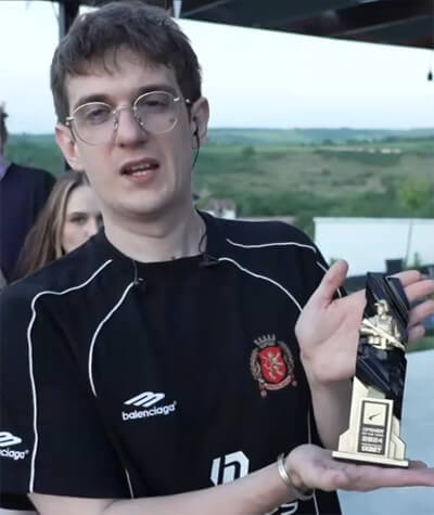 donk赠送年度最佳突破手奖杯给主播Evelone 电竞圈暖