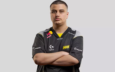 电竞秘档 NAVI超新星makazze全解析：18岁天才的崛起之路与未来挑战